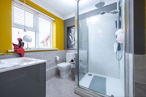 Shower room- click for photo gallery